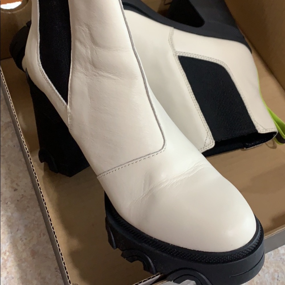 Sorel sz 9.5 lug sole white boots